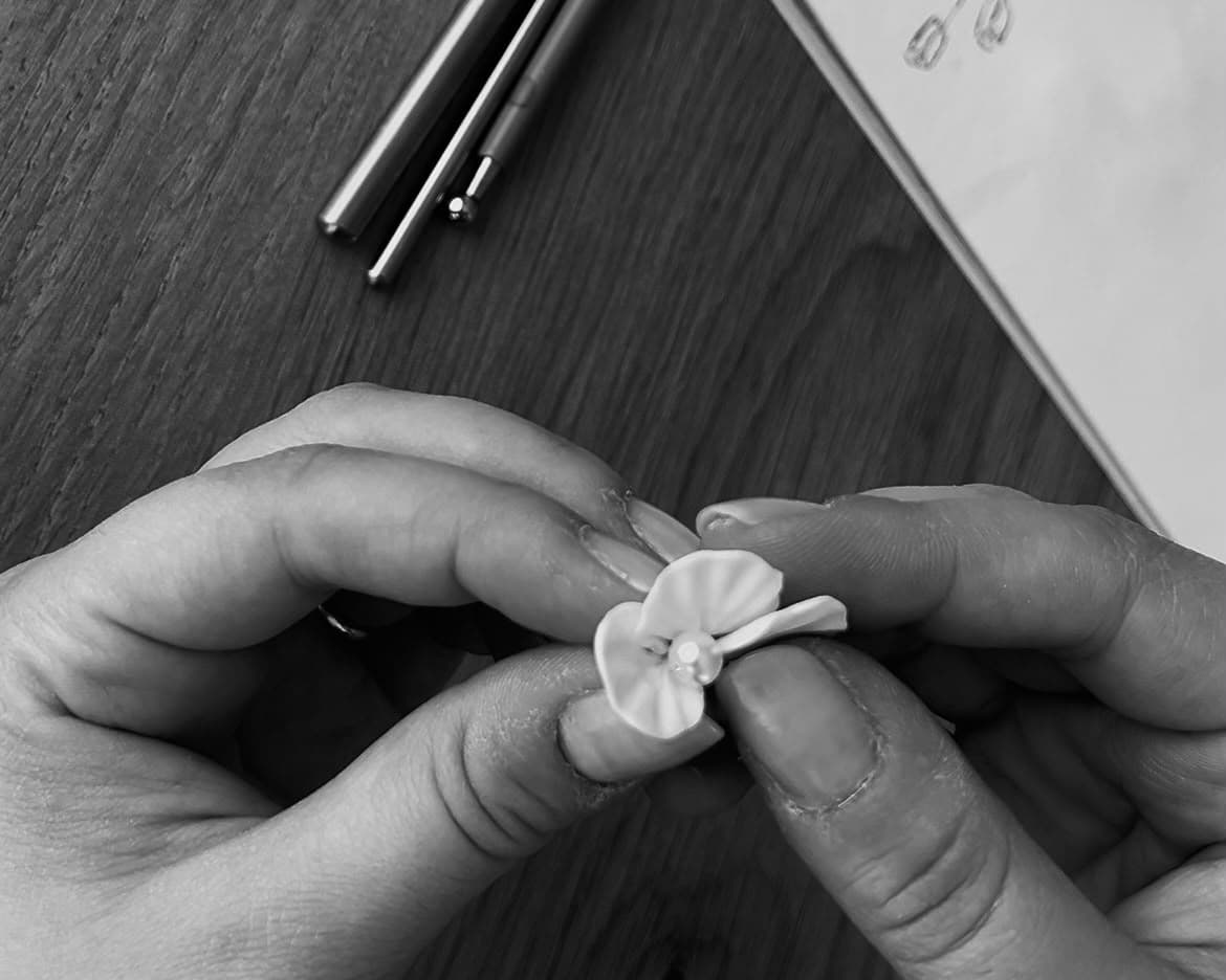 Elde şekillendirilen narin bir çiçeğin yakın planı